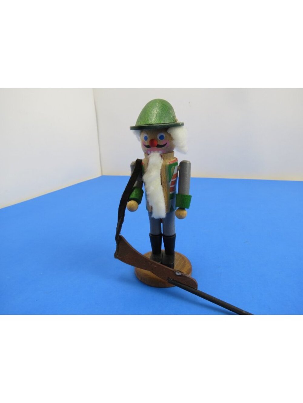 Steinbach Hafjager #11 Nutcracker Soldier Folk Art DAMAGE